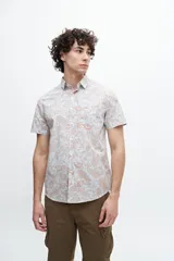 Camisa de manga corta confeccionada en tela 100% algodón con estampado de cachemir en tonos naranja y celeste. Tiene un bolsillo en el pecho y botones personalizados.