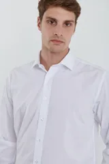 Camisa de vestir blanca, de corte clásico, con cuello italiano y mangas largas.