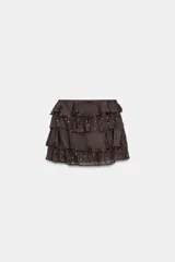 Minifalda marrón oscuro con tres capas de volantes y lentejuelas doradas aplicadas sobre la tela.