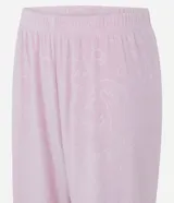 Pijama de dos piezas confeccionado en plush, compuesto por una remera de manga larga con cuello redondo y un pantalón largo de corte recto con cintura elástica. Presenta un diseño con textura embossada en relieve en toda la prenda.