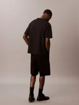 Remera negra de corte relajado, confeccionada en algodón suave y transpirable, con cuello redondo, mangas cortas y logotipo de Calvin Klein Jeans en relieve en el pecho.