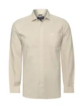 Camisa de manga larga marca RKF, confeccionada en franela de algodón con textura suave y acabado afelpado. Presenta un diseño de cuadros pequeños en tono arena, cuello clásico, cierre frontal con botones y un bolsillo en el pecho con el logo bordado.