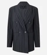 Blazer oversized de sastre Cortelle, color negro con diseño a rayas, cierre cruzado de doble botonadura y solapas clásicas.