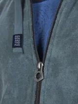 Campera con capucha de toalla color gris claro, con cierre completo y bolsillos frontales.