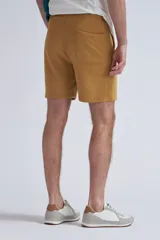 Bermuda deportiva de corte recto y ajuste cómodo, confeccionada en tejido de algodón con cintura elástica y cordón de ajuste interno.