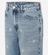 Pantalón de jean de algodón, modelo recto, con cintura mediana y trabillas. Presenta bolsillos delanteros y traseros, y un estampado localizado de flores de hibiscos.