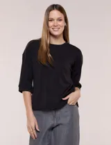 Buzo de calce relajado color negro, confeccionado en modal con cuello redondo clásico, mangas tres cuartos de hombros caídos con puño y ruedo recto.