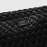 Clutch de fiesta color bronce con diseño tejido y asa de mano.