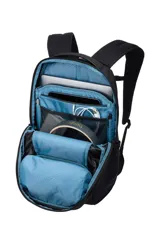 Mochila Thule Accent de 20 litros, color negro, con compartimentos dedicados para laptop y tablet, bolsillo de seguridad SafeZone y correas de hombro de malla EVA. Fabricada en poliéster reciclado.