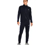 Conjunto deportivo Under Armour para hombre, compuesto por una campera con cierre frontal y cuello alto, y un pantalón de corte ajustado. Ambas piezas presentan el logo de la marca en color negro y franjas laterales oscuras.