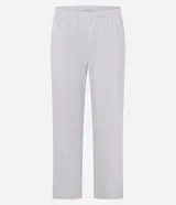 Conjunto de pijama compuesto por blusa de manga larga con cuello redondo y pantalón largo de corte regular. Confeccionado en plush suave, presenta detalles de encaje aplicados en los laterales de las mangas y de las piernas. El pantalón cuenta con cintura elástica para mayor comodidad.