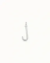 Charm unisex bañado en plata, con forma de la letra 'J' estilizada, inspirado en el diseño de clavo.