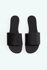 Sandalias negras de H&M con tira ancha en el empeine y punta redonda.