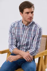 Camisa de manga larga de calce slim, con diseño a cuadros en tonos azul oscuro, verde y blanco. Presenta cuello camisero con botones y bolsillo ojal en el pecho con detalle bordado.