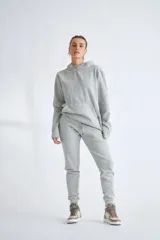 Pantalón de jogging color gris melange, con cintura elástica ajustable mediante cordón y puños acanalados en los tobillos.