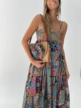 Vestido largo de algodón con estampado multicolor, corte cuadrado y elástico en la espalda. Incluye un aplique de flor desmontable.