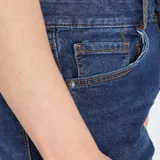 Jean slim de hombre color azul, con cierre de botón y cremallera, y bolsillos delanteros y traseros.