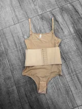 Body faja modelador con breteles regulables, disponible en color negro y beige.