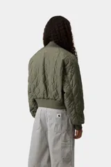 Campera matelaseada de color verde militar, con diseño acolchado en forma de rombos, cuello, puños y dobladillo en punto acanalado, cierre frontal completo y corte estilo bomber.