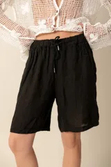 Bermuda de lino negra con cintura elastizada y cordón ajustable.