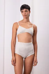 Culotte de tiro alto confeccionado en algodón con doble tela y diseño sin elásticos, ofreciendo un calce suave y cómodo.
