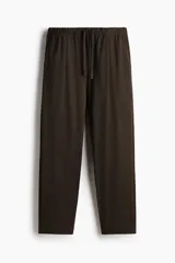 Pantalón de corte regular fit en mezcla de algodón, color marrón, con cintura elástica ajustable con cordón, bolsillos al bies y piernas rectas.