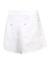 Short de lino orgánico color blanco, de tiro alto y calce holgado. Presenta bolsillos laterales amplios con detalles de remaches metálicos y cierre frontal.
