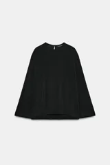 Blusa de cuello redondo y manga larga, confeccionada en tejido fluido. Presenta un diseño minimalista con pespuntes marcados a tono, bajo recto y cierre en la espalda mediante abertura con botón.