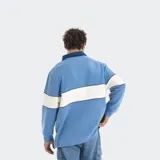 Buzo de estilo rugby con cuello camisero en contraste color crema, confeccionado en algodón y poliéster. Presenta una franja horizontal azul en el pecho con el logo de la marca estampado y diseño de manga larga.