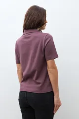 Camisa de manga corta color ciruela, con cuello polo y botones frontales.