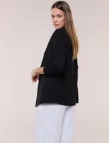 Blazer sastrero liviano de crepé flexible color negro, de silueta semi holgada, corte recto y caída abierta sin botones. Presenta cuello con solapa clásica en muesca delgada y mangas tres cuartos fruncidas.