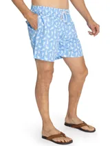 Short de baño celeste con estampado de focas blancas y lunares. Cuenta con cintura elástica, cordón ajustable, bolsillos delanteros y traseros.