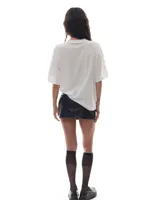 Minifalda negra de efecto cuero con tiro alto y corte ligeramente acampanado.