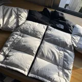 Campera puffer The North Face modelo 1996 Retro Nuptse 700, de diseño bicolor en blanco y negro, con cuello alto, cierre frontal y bolsillos con cierre.