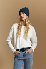 Remera de manga larga con calce relajado y cuello redondo, confeccionada en algodón de color blanco.