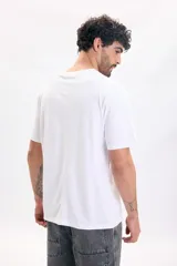 Remera blanca de manga corta, corte relajado, con cuello redondo y una estampa sutil con el texto "Nature Park" en el centro del pecho.