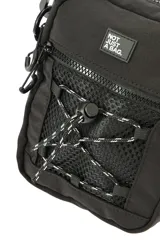 Morral negro de diseño compacto con compartimento principal con cierre, bolsillo frontal de malla con cordón elástico ajustable y parche con texto. Incluye correa regulable y extraíble.