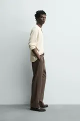Remera de manga larga de corte regular fit, confeccionada en tejido acanalado con mezcla de algodón y efecto lavado. Cuenta con cuello redondo y cierre frontal corto con tres botones.