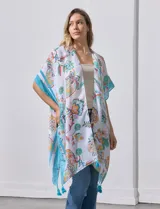 Kimono ligero de manga corta, color blanco, con estampado floral estilo cachemira en tonos pastel (naranja, verde menta, celeste). Presenta bordes y detalles en azul turquesa con borlas colgantes en el ruedo.