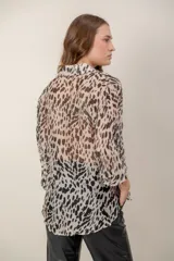 Camisa de seda natural con estampado animal print, de corte holgado, cuello camisero y mangas largas.