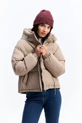 Campera puffer color beige con capucha, cuello alto, cierre frontal y puños elásticos.