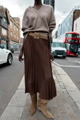 Bota de caña alta confeccionada en serraje color marrón, con diseño de punta fina y tacón alto tipo aguja. Presenta una estructura de calce fácil tipo pull-on.