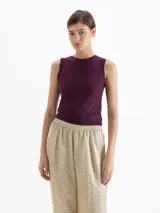Musculosa de cuello redondo y silueta minimalista, confeccionada en una suave mezcla de poliamida y elastano que ofrece un calce confortable y una gran adaptabilidad al cuerpo. Su diseño sin mangas con hombros sutilmente encajados la convierte en una prenda básica de alta calidad.