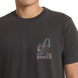 Remera negra de manga corta con cuello redondo y estampado pequeño en el pecho con un dibujo y la palabra "ROARK".