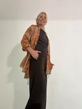 Sobrecamisa Carlota en tonos camel y chocolate, con estampado paisley y floral, de manga larga y cierre frontal con botones.