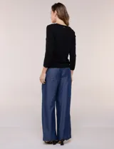 Buzo tejido fino y suave de marca Elie Tahari, color gris, con escote redondo pronunciado, mangas largas y silueta semi entallada.