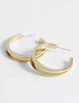 Aros de metal plateado con forma de semicírculo grueso.