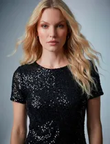 Vestido corto de lentejuelas marca Ninety, color verde. Posee cuello a la base, mangas cortas y forro interno al tono.