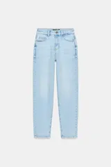 Jeans de tiro alto con corte mom fit, cinco bolsillos y cierre frontal con cremallera y botón.