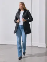 Campera capitoneada verde militar, marca Weatherproof, con abertura central con cierre, bolsillos delanteros y capucha desmontable.